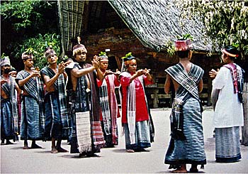 Asienreisender - Batak Dance